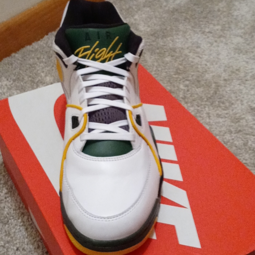 Nike - Picture 4 of 4